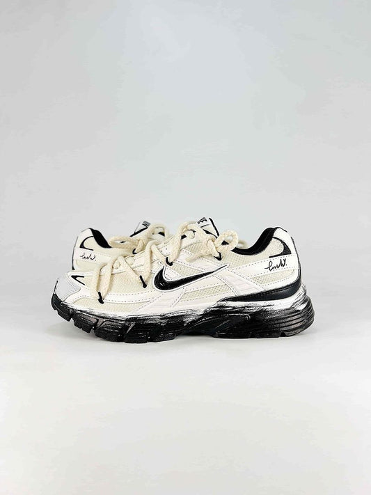 Nike Initiator 394055-500 White Black Signature Detail Low Top Sneakers