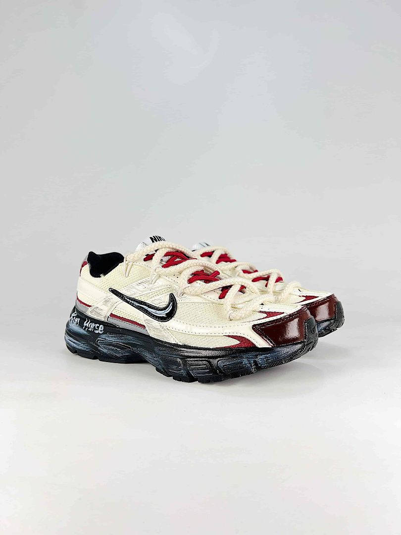 Nike Initiator 394055-102 White Red Black Graphic Detail Low Top Sneakers
